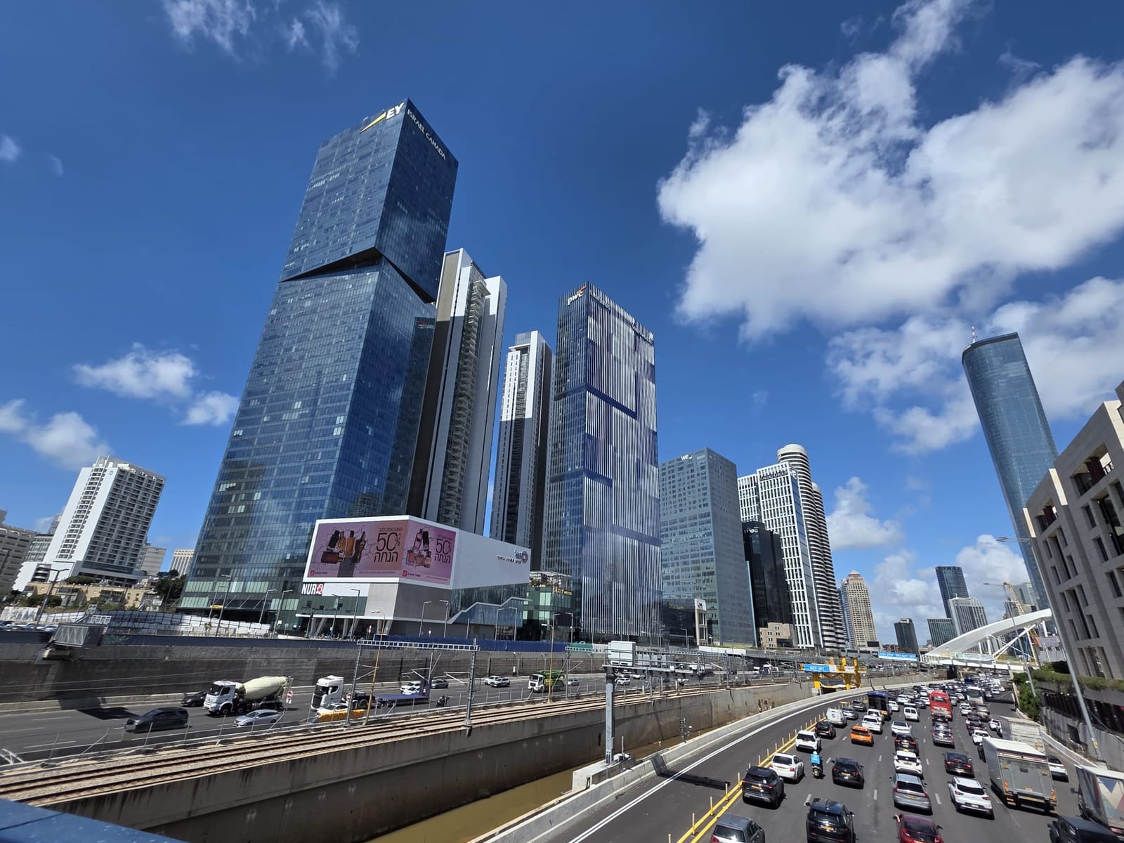 מתחם מידטאון ומגדלי המשרדים לאורך נתיבי איילון
